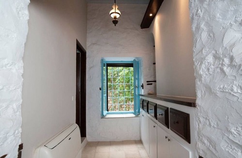 idhra House | Historical Stone Manor-Upper Floor